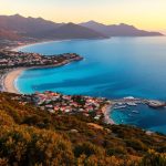 une-vue-imprenable-de-la-cote-de-la-corse-avec-un-petit-village-des-eaux-turquoises-vibrantes-et-des-collines-verdoyantes-en-arriere-plan-illuminees-par-la-lumiere-douce-du-coucher-de-soleil