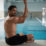 découvrez comment reprendre la natation en toute sécurité après une épaule douloureuse, avec des conseils pour éviter les blessures et optimiser votre récupération.