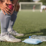 découvrez les bons réflexes à adopter en cas de genou qui lâche ou qui gonfle après une partie de foot, avant de consulter un médecin du sport.