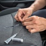 Réparer les déchirures de housse de siège Clio 4 sans déhoussage complet découvrez comment réparer facilement les déchirures de la housse de siège de votre clio 4 sans avoir à déhousser complètement, pour un résultat propre et rapide.