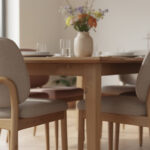 découvrez comment associer chaise, tissu et bois pour créer une salle à manger alliant confort et style avec une harmonie parfaite.