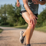 découvrez comment gérer le syndrome de l’essuie-glace, une douleur fréquente à l’extérieur du genou, et retrouvez des conseils pratiques pour continuer à progresser en course à pied sans blocage.