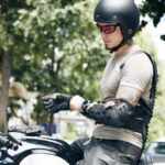 Motard ajustant ses gants avant de prendre la route.